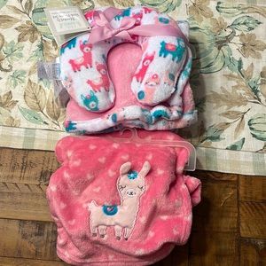 Baby girls blanket and pillow set